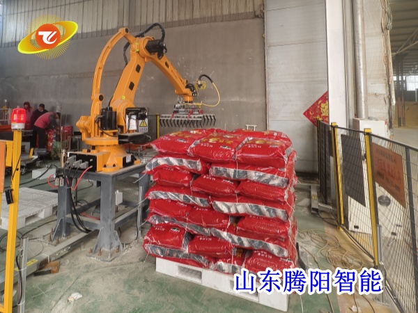 工廠使用飼料碼垛機(jī)器人有什么好處？